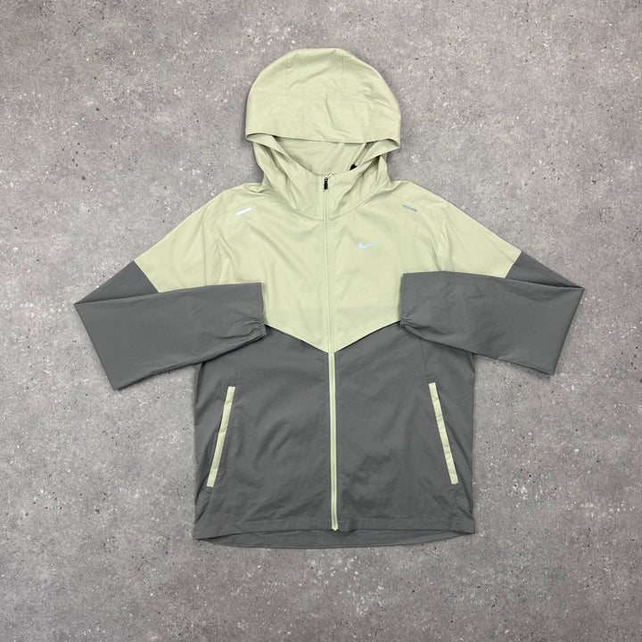 NIKE UV WINDRUNNER - OLIVE AURA