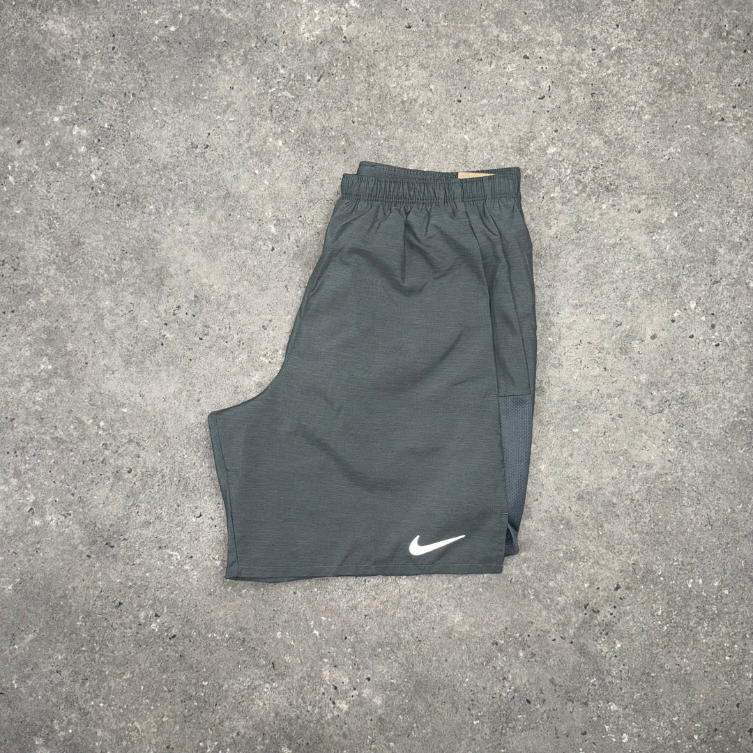 NIKE 7" CHALLENGER SHORTS - GREY