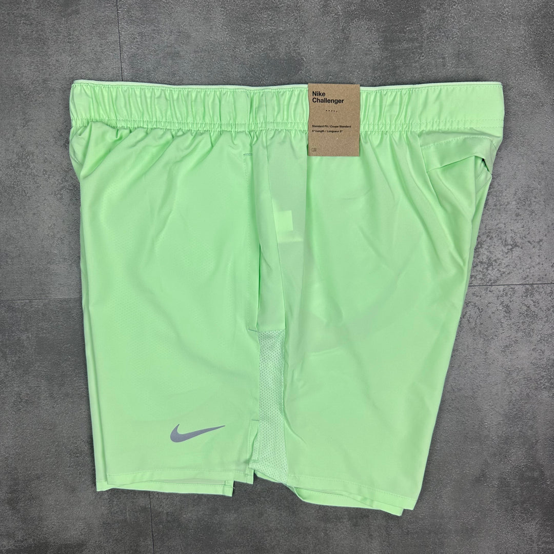 Nike Challenger 5" Shorts Vapour Green