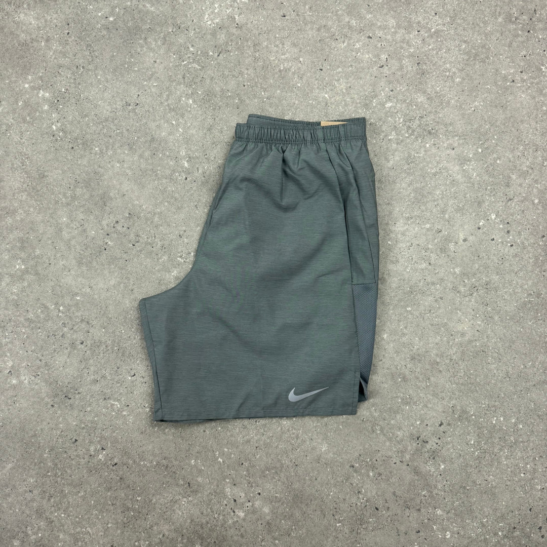 NIKE 7" CHALLENGER SHORTS - GREY