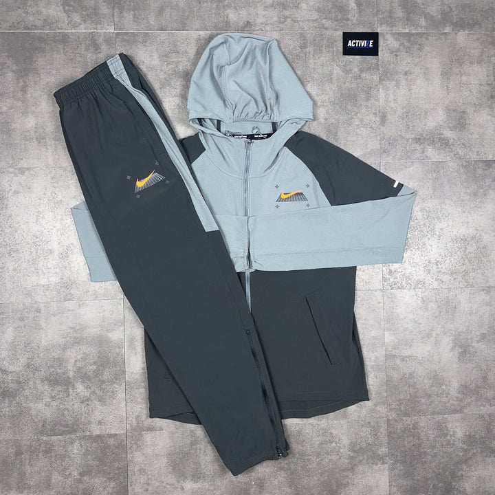 Nike Graphic Performance Windrunner & Nike Graphic Bottoms Set Grey