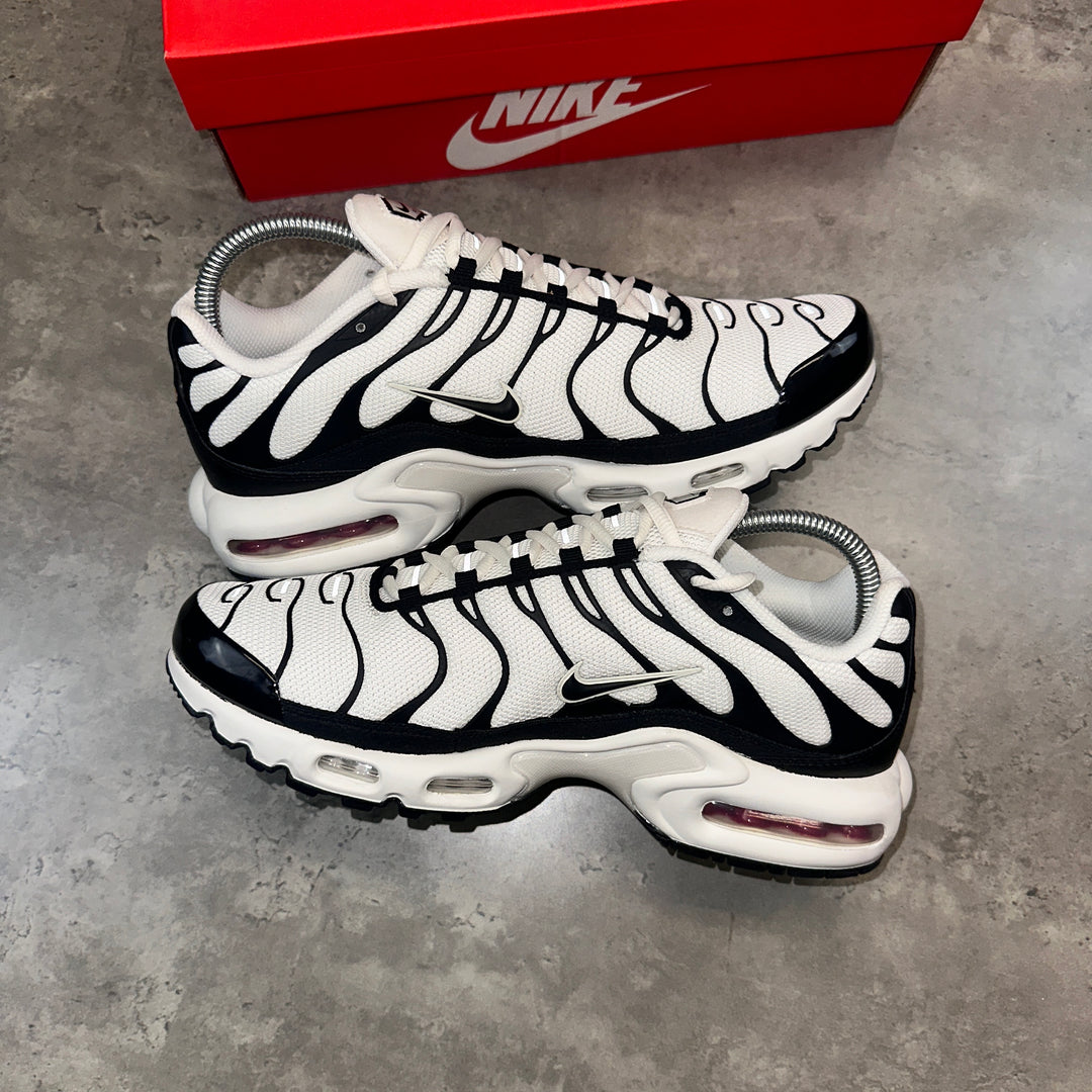 Nike Air Max Plus TN's Black/White – ActivizeUk - Main Image