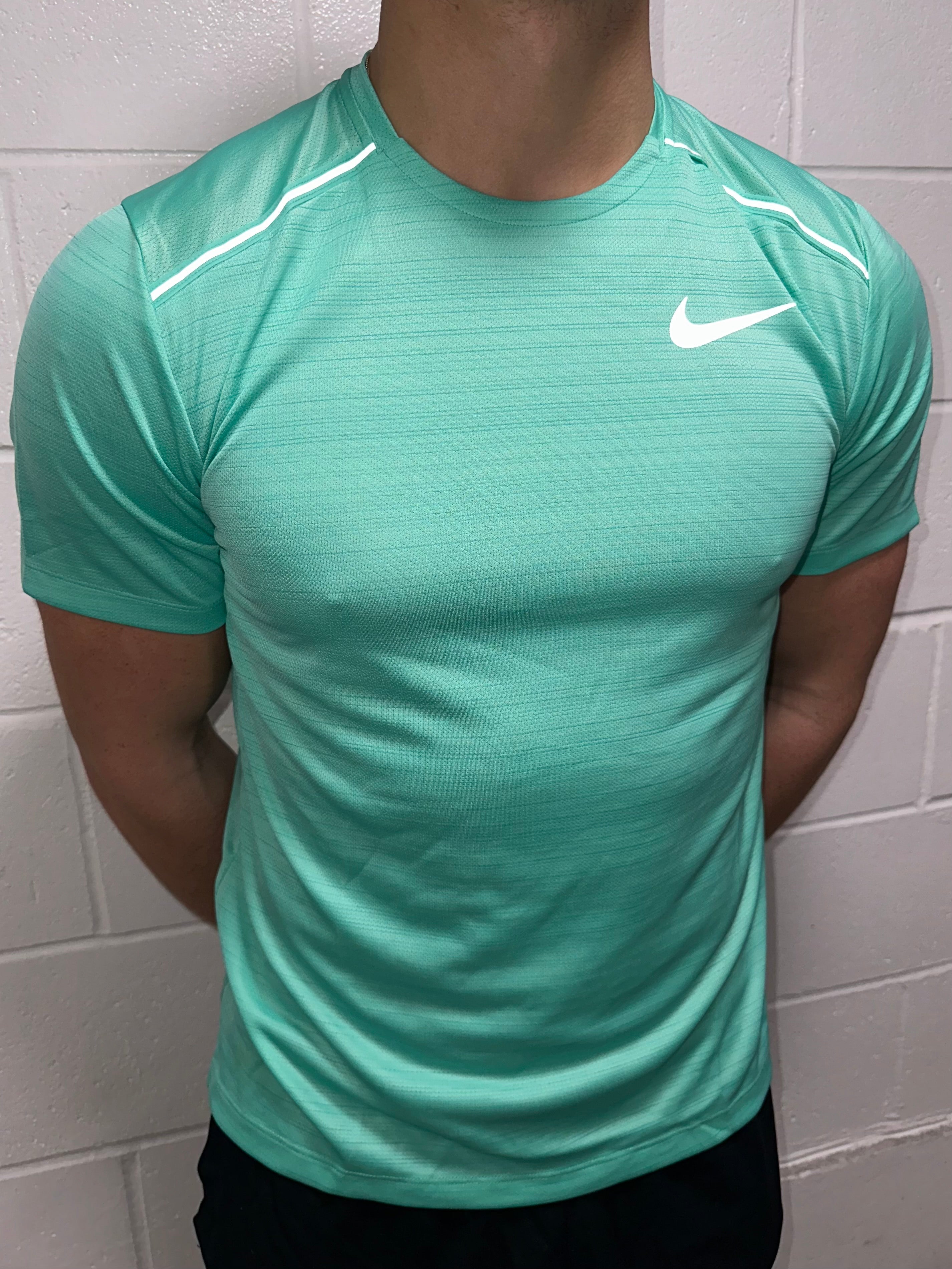 Mint green hotsell nike shirt mens