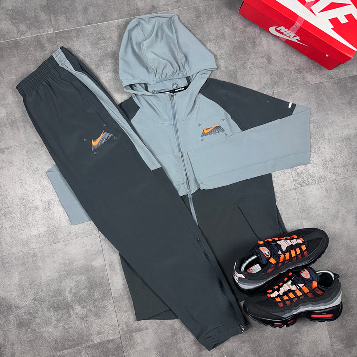 Nike Graphic Performance Windrunner & Nike Graphic Bottoms Set Grey