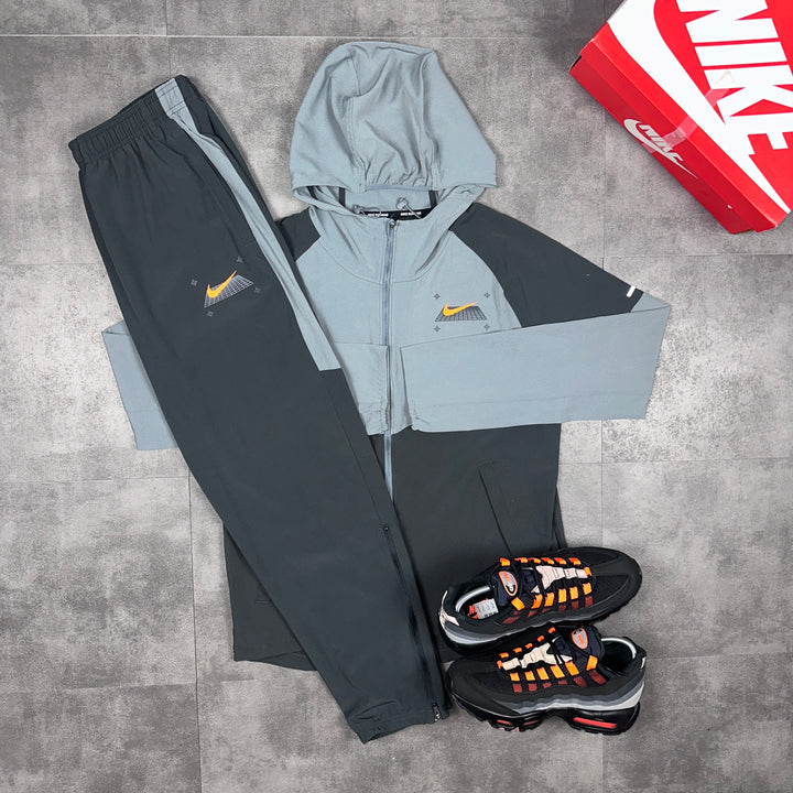 Nike Graphic Performance Windrunner & Nike Graphic Bottoms Set Grey